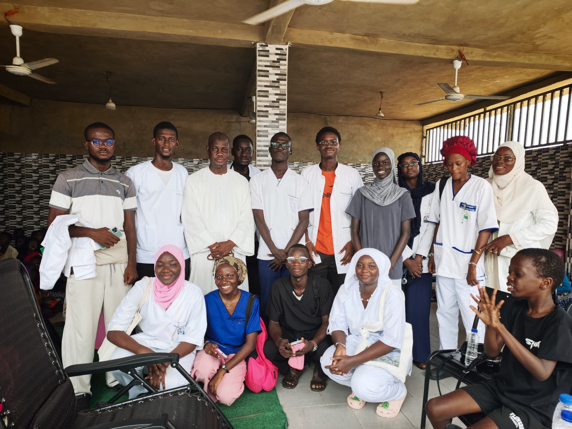 Photo de groupe de l’équipe réunie lors d’une activité médicale